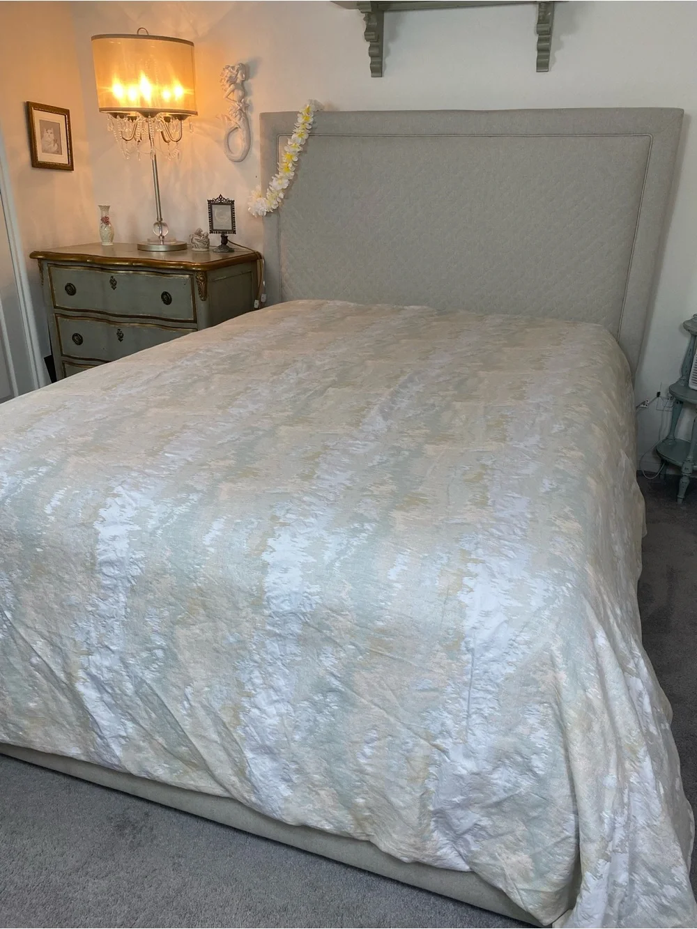 Frontgate King Duvet Jaquard in a silvery white , light peach , pale green